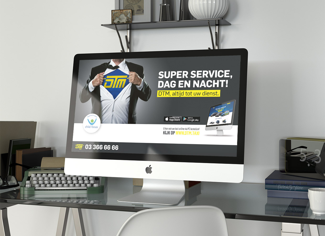 Een DTM-banner op een desktopscherm: een man opent zijn hemd met het DTM-logo eronder, naast de slogan Super service, dag en nacht.
