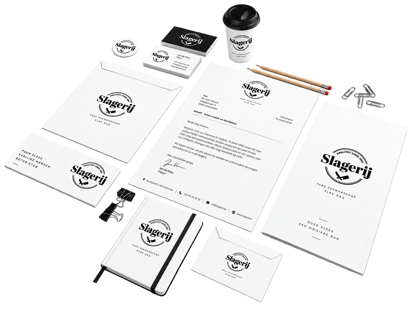 Huisstijl voor Slagerij: briefpapier, enveloppen, notitieboek, visitekaartjes en een beker met het logo